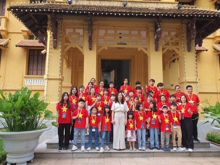 La Viceministra de Asuntos Exteriores recibe a una delegación de niños y profesores vietnamitas de ultramar