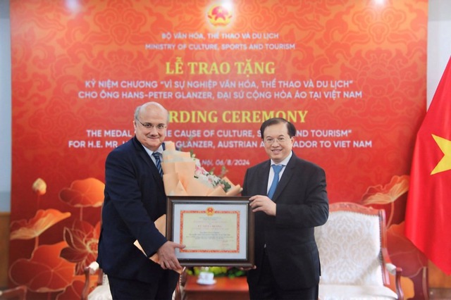 El embajador de Austria en Vietnam condecorado con la medalla “Por la causa de la Cultura, el Deporte y el Turismo”