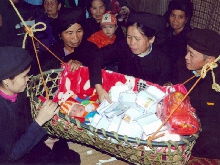 Las celebraciones del cumplemés y de la longevidad de la etnia Tay