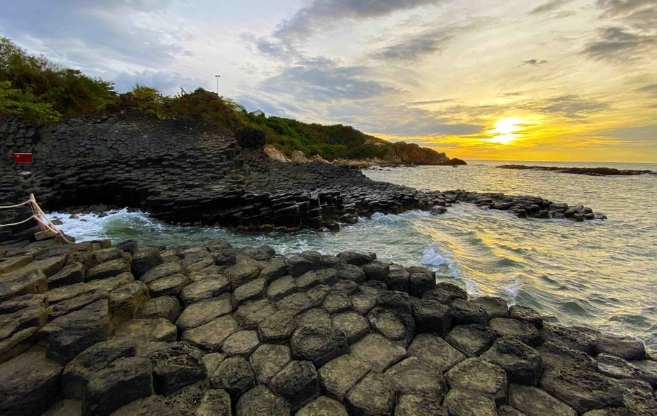 Columnas basálticas Ghenh Da Dia, paisaje natural único en provincia de Phu Yen