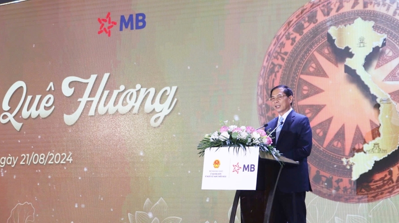 Efectúa una gala en saludo a delegados asistentes a la IV Conferencia Mundial de Vietnamitas en el extranjero