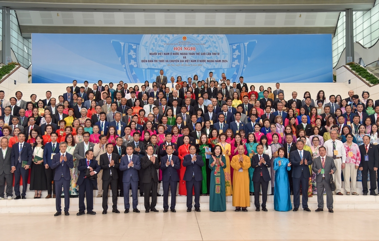 Primer ministro asiste al Foro de Intelectuales y Expertos Vietnamitas en el Extranjero