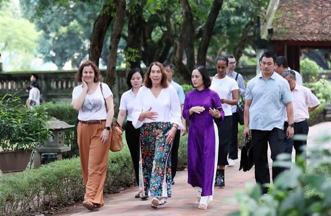 Presidenta del Senado de Australia visita Templo de Literatura