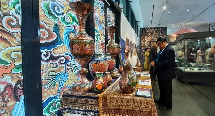 Exposición de arte persa en el Museo de Hanói