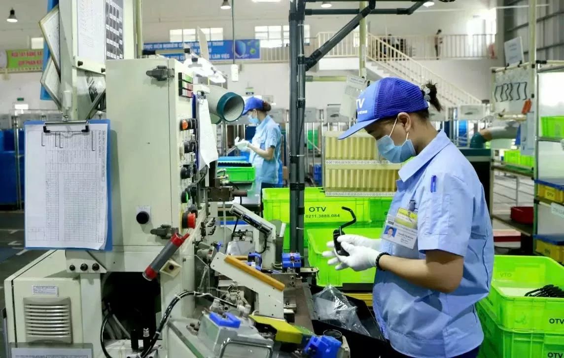 Grandes empresas de transformación y fabricación con IED quieren ampliar su producción en Vietnam