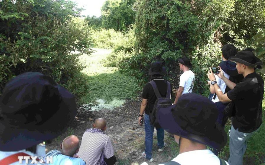 Académicos vietnamitas se unen a un viaje para explorar la historia del régimen genocida de Pol Pot en Camboya