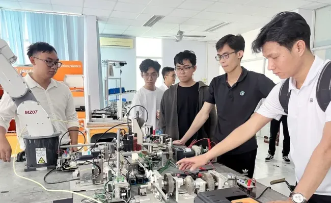 El primer ministro insta a impulsar la formación en semiconductores e inteligencia artificial