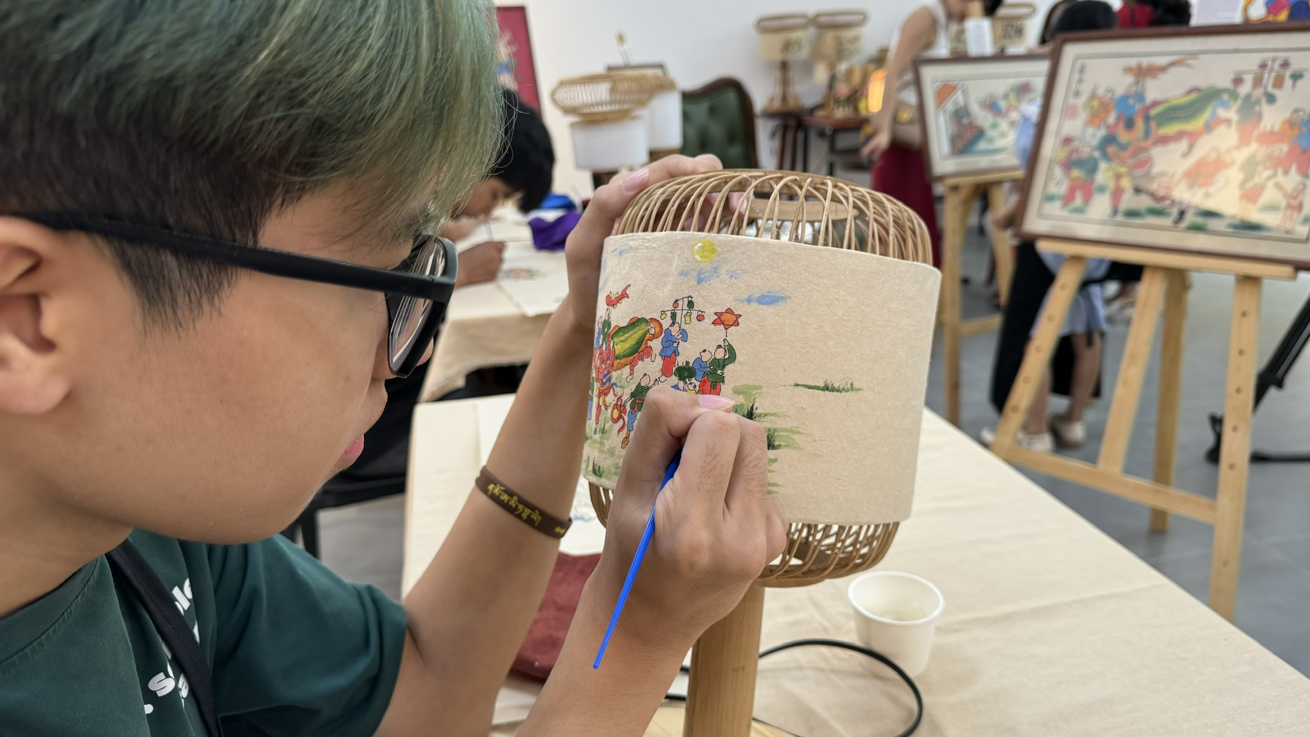 Experimentan cultura popular de Vietnam a través de faroles de papel