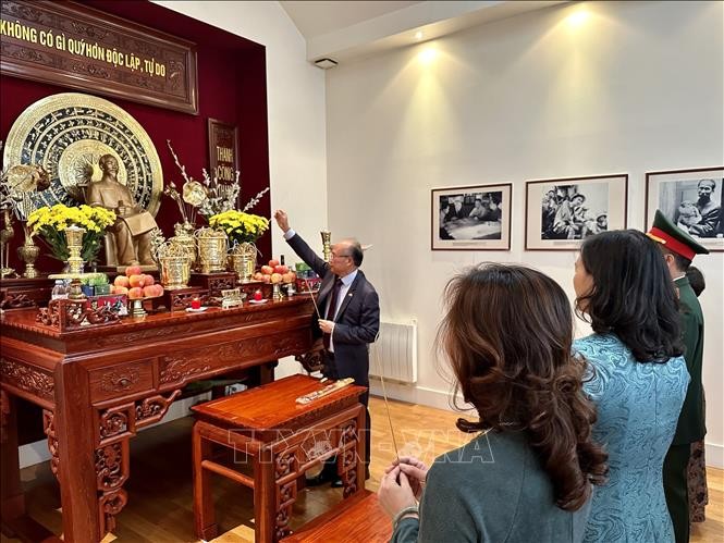 Homenaje al presidente Ho Chi Minh en Francia para conmemorar su fallecimiento