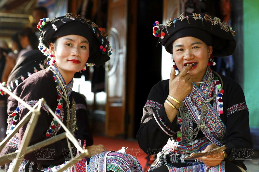 Costumbre de teñir los dientes de negro de las mujeres Lao