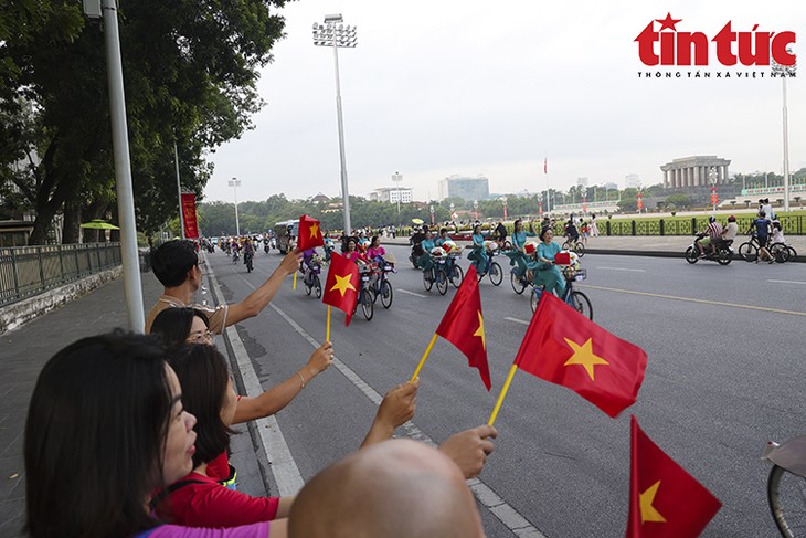 Desfile de Ao dai para promocionar el turismo y el patrimonio de Hanói