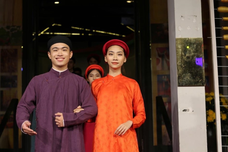 Diseñadores y artesanos trabajando juntos para promover la belleza del traje tradicional Ao dai