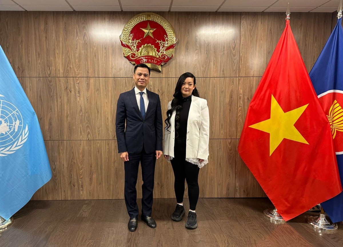 Diplomático vietnamita conversa con astronauta de origen vietnamita selecionada para volar al espacio