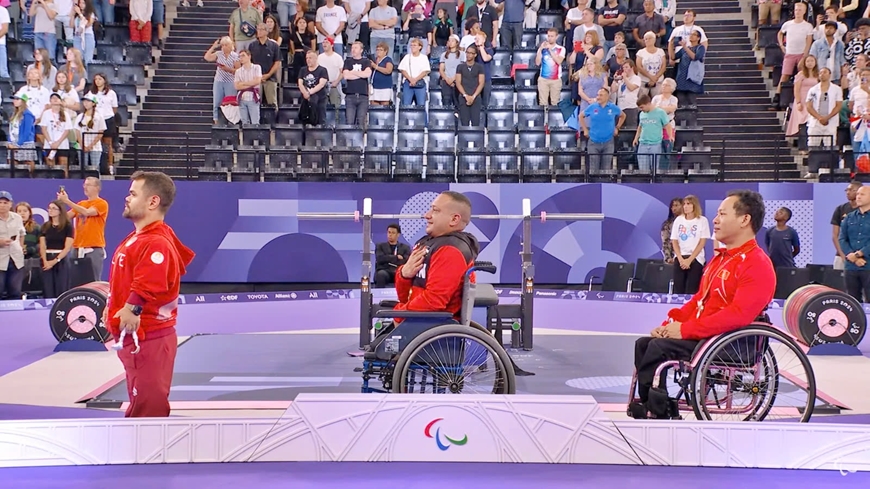 Paralímpicos París 2024 El levantador de pesas Le Van Cong gana la medalla de bronce en la categoría de 49 kg