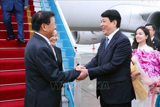 El máximo líder de Laos comienza su visita a Vietnam