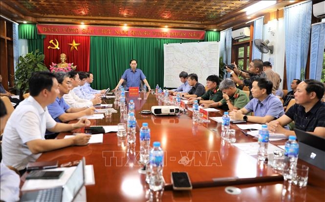 El viceprimer ministro Bui Thanh Son inspecciona el trabajo de respuesta a desastres naturales en Yen Bai
