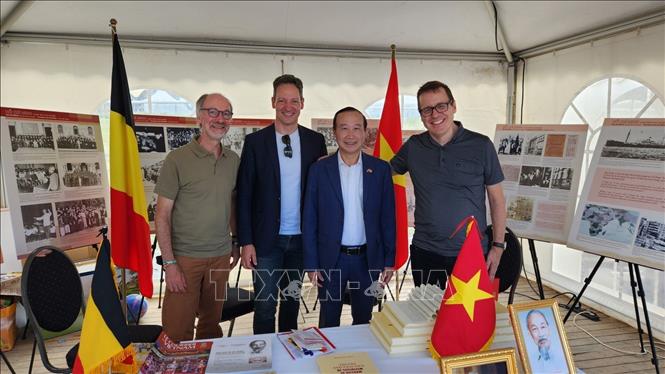 Libro del difunto líder del Partido Nguyen Phu Trong destacado en Bélgica