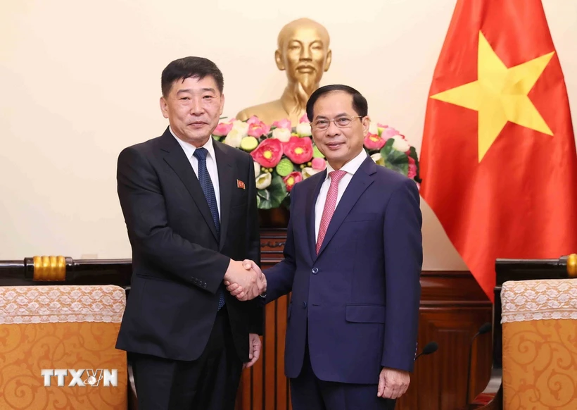 Vietnam y Corea del Norte se comprometen a estrechar lazos bilaterales
