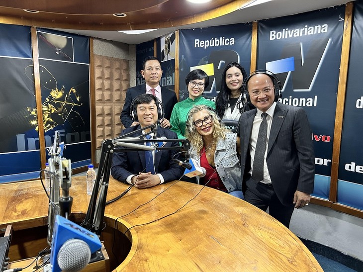 La Voz de Vietnam promueve cooperación con medios venezolanos