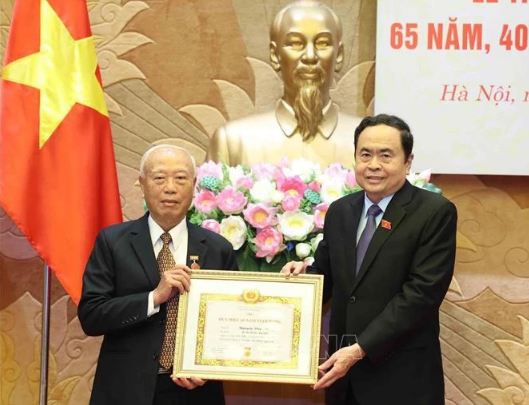 Confieren a funcionarios vietnamitas insignias de membresía del PCV