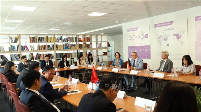 Oficina comercial de Vietnam en Alemania busca cooperación en industria automotriz