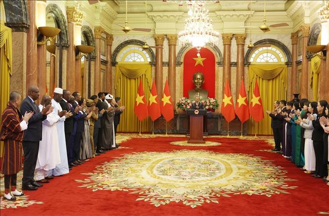 El máximo líder de Vietnam recibe a nuevos embajadores