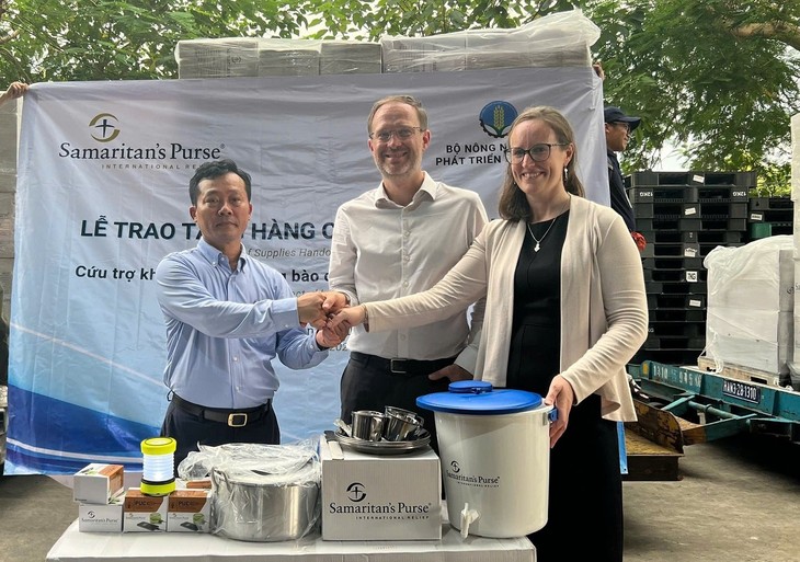 Más apoyos internacionales enviados a los afectados por el tifón Yagi en Vietnam