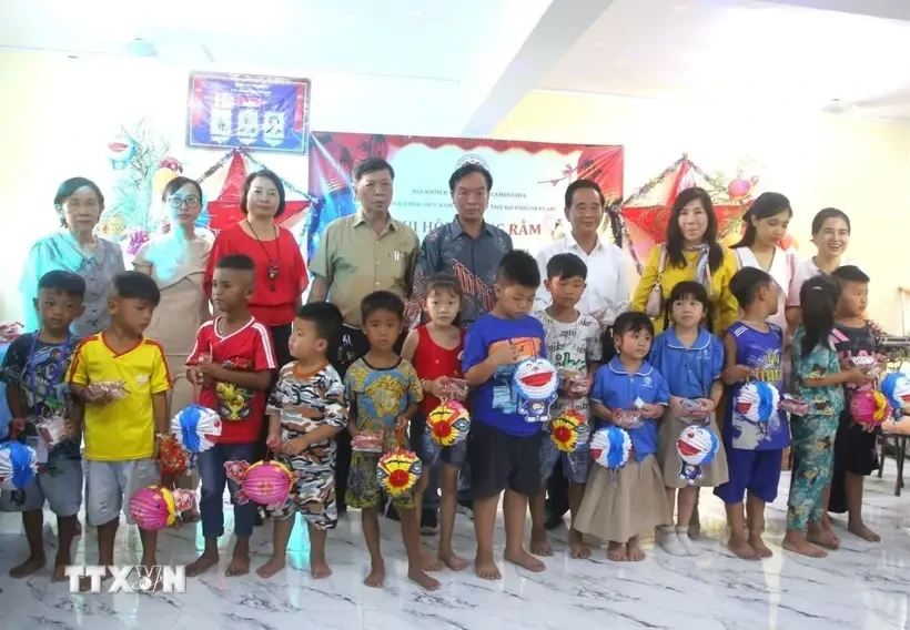 Celebran Festival del Medio Otoño para los niños vietnamitas en Camboya