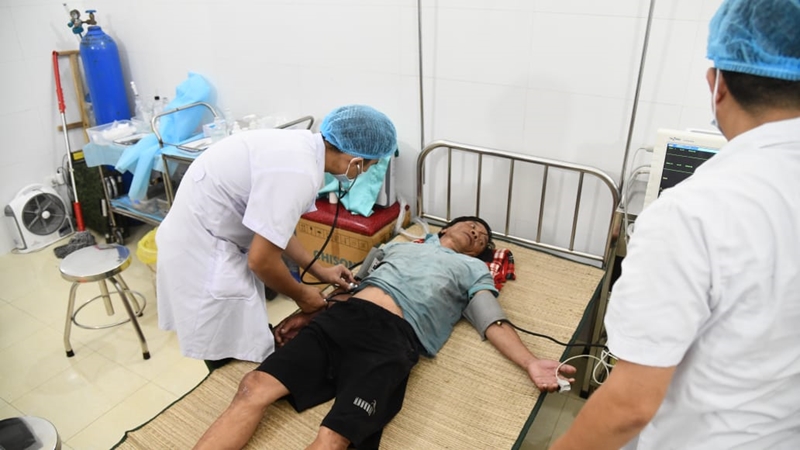 Un pescador de la provincia de Quang Ngai es atendido en la enfermería de la isla de Son Ca