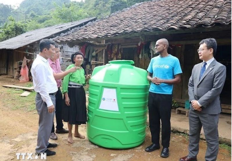 UNICEF entrega tanques de almacenamiento de agua a Cao Bang, la provincia afectada por el desastre