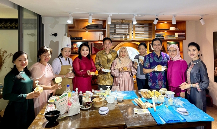 Un singular taller de elaboración de pastel de luna en Ciudad Ho Chi Minh