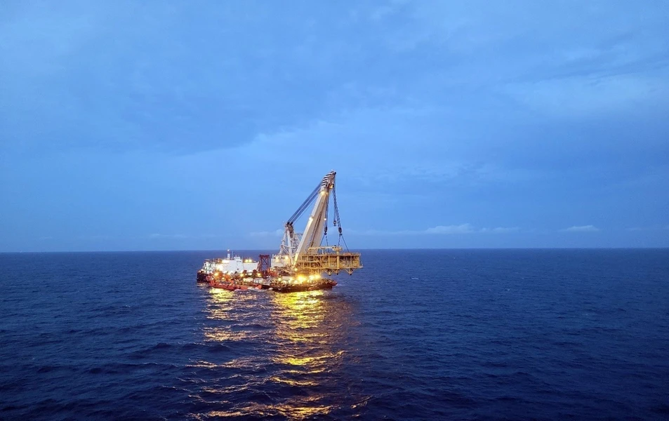 Vietsovpetro instala con éxito bloque superior de plataforma BK-23