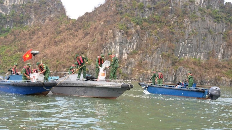 Quang Ninh se esfuerza por recoger residuos en la bahía de Ha Long tras el tifón Yagi
