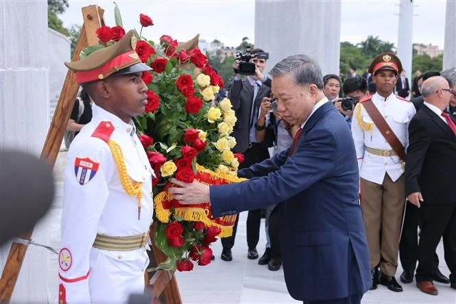 El máximo líder de Vietnam deposita flores ante Monumento al José Martí
