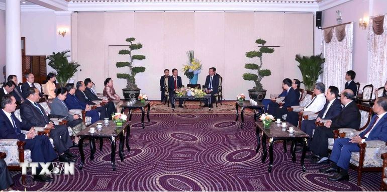 Ciudad Ho Chi Minh promueve la cooperación en turismo, comercio e inversión con localidades de Laos