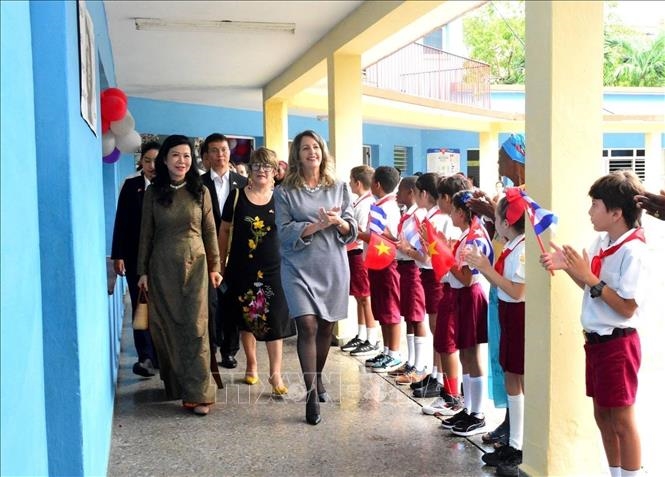 Esposa del máximo dirigente de Vietnam visita a escuela primaria Vo Thi Thang en La Habana