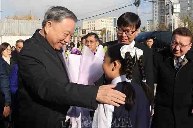 Líder vietnamita visita escuela que lleva el nombre del Presidente Ho Chi Minh en Mongolia