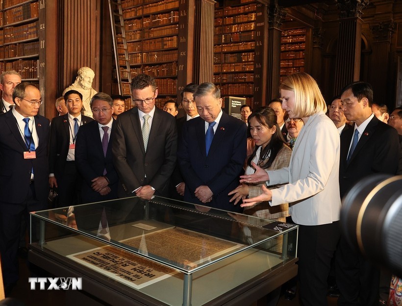 Líder de alto rango de Vietnam visita el Trinity College de Dublín en Irlanda