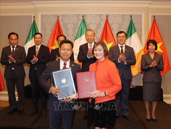 El secretario general del Partido y presidente vietnamita asiste a la firma de acuerdos de cooperación Vietnam-Irlanda