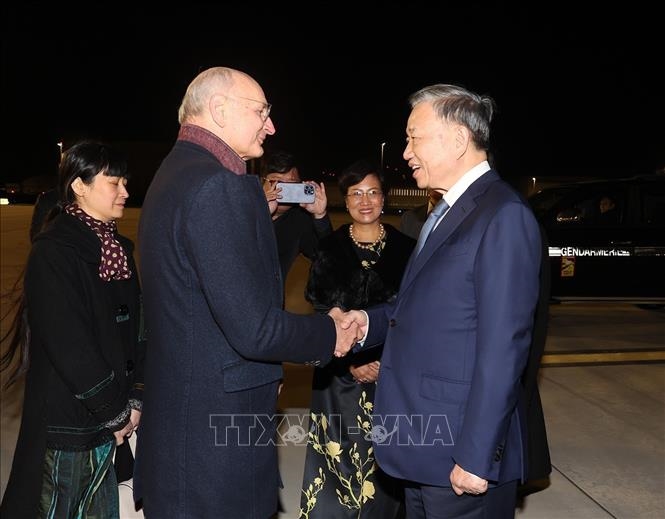 El secretario general del Partido y presidente de Vietnam inicia su visita a Francia