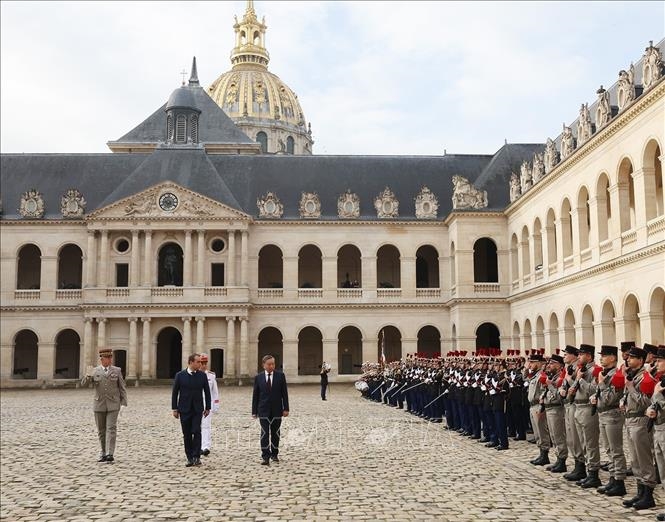 Ceremonia de bienvenida al máximo líder de Vietnam en Francia