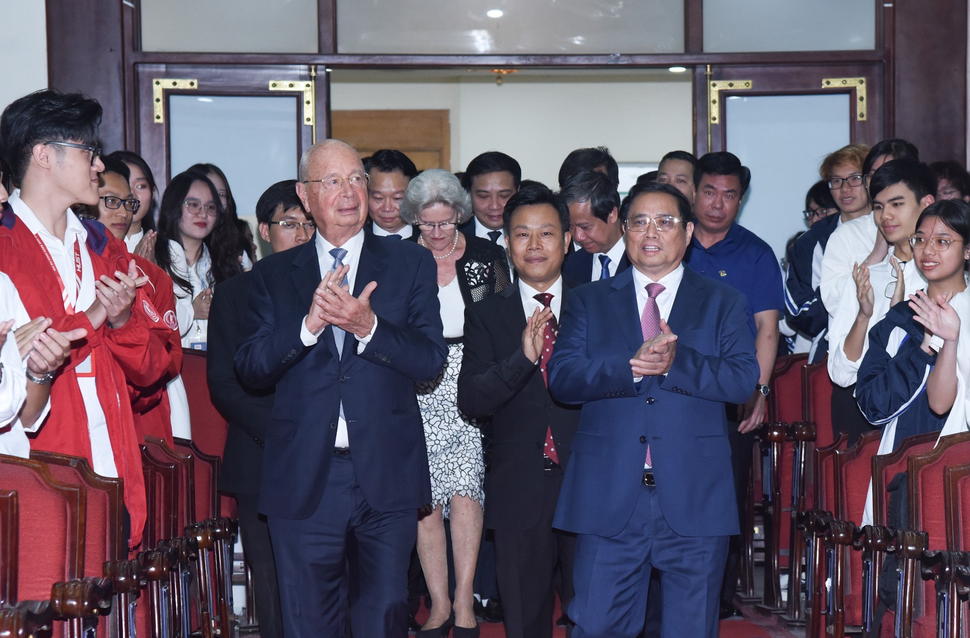 Premier vietnamita y dirigente del FEM se reúnen con estudiantes