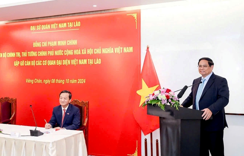 El primer ministro se reúne con el personal de la Embajada vietnamita y agencias representativas del país en Laos