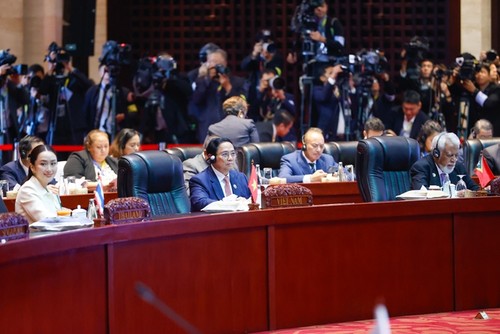 Premier vietnamita participa en la Cumbre de Asia Oriental y la Cumbre ASEAN-ONU