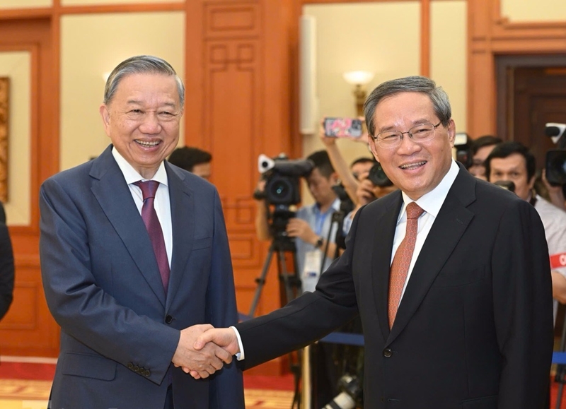 El máximo líder de Vietnam, To Lam, recibe al Primer Ministro de China