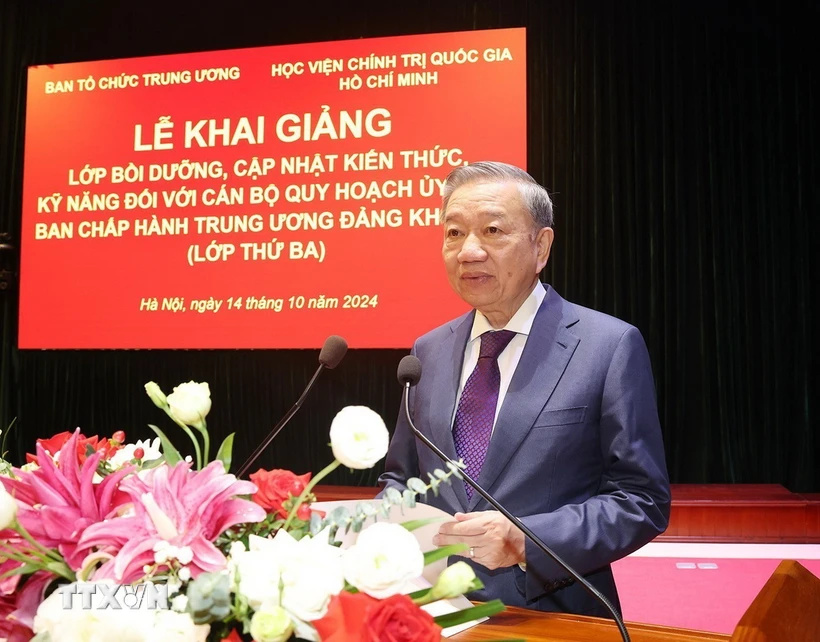El máximo líder de Vietnam participa en la inauguración de curso de formación de altos funcionarios