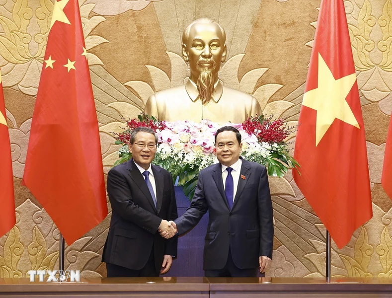 El líder del Parlamento se reúne con el Primer Ministro de China