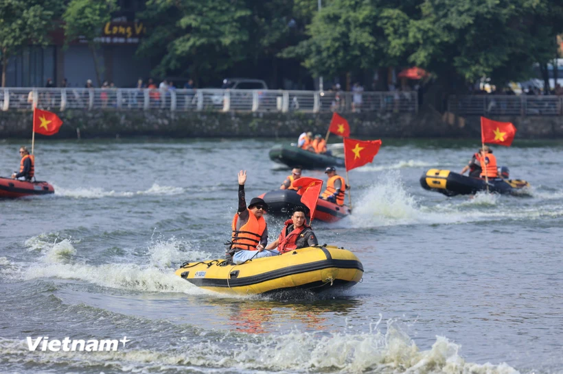 Animado torneo abierto de carreras de botes dragón de Hanói para celebrar el Día de la Liberación de la Capital