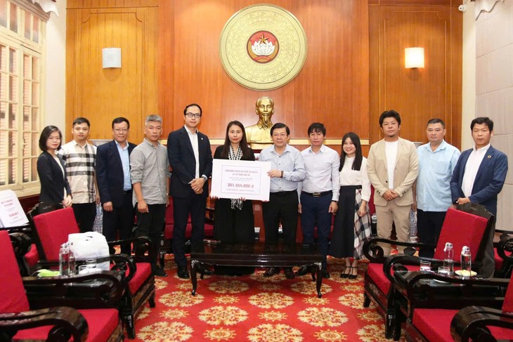 La comunidad vietnamita en Kansai y los residentes locales apoyan a las víctimas del norte de Vietnam afectadas por el tifón Yagi