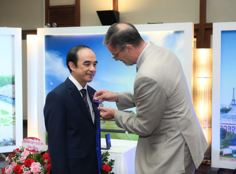 Entrega de la “Medalla de la Palma Académica” al Rector de la Universidad Médica de Hanoi